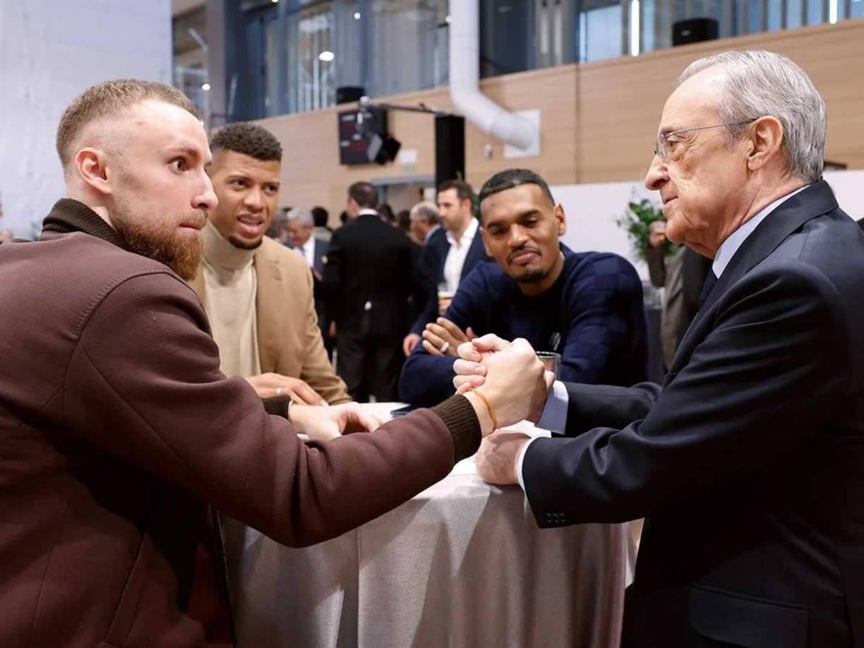Florentino Pérez junto a algunos de los jugadores de la plantilla de baloncesto del Real Madrid.