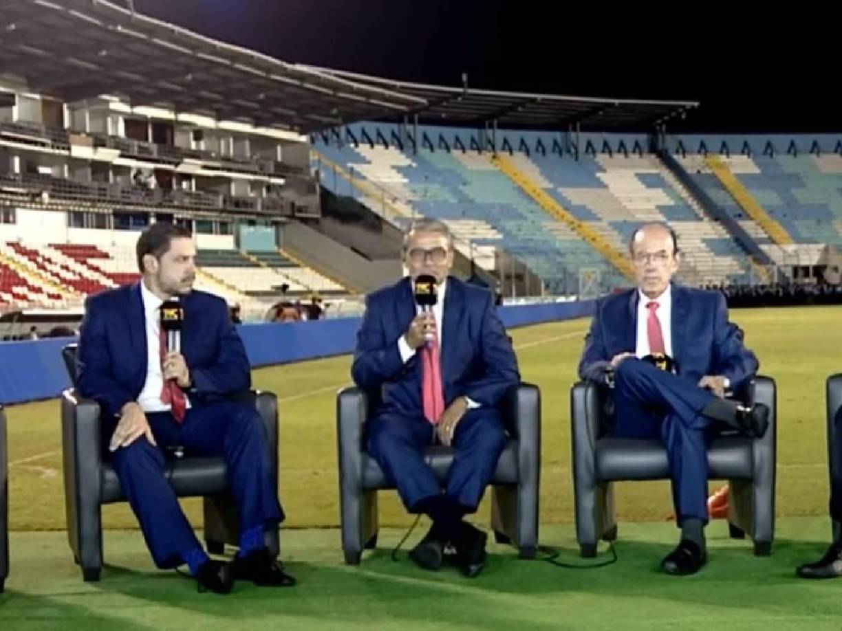 La tensión comenzó después del empate 1-1 en el primer partido de la final, cuando el estratega argentino hizo comentarios sobre el arbitraje del partido y Pineda, en su programa “Fútbol a Fondo”, le respondió con polémicas declaraciones.