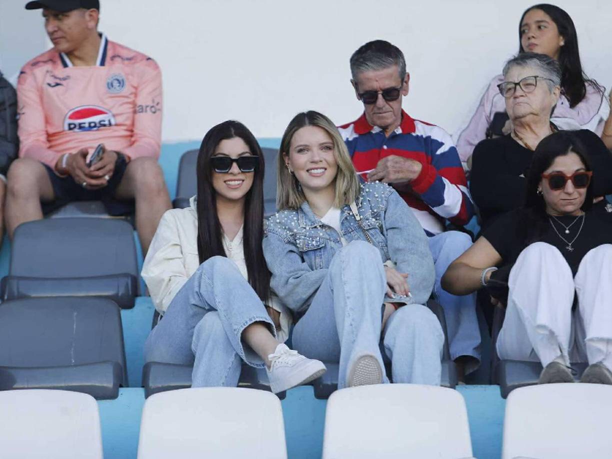 La presentadora hondureña Laura Meza junto a la novia de Agustín Auzmendi, Cecilia García. 