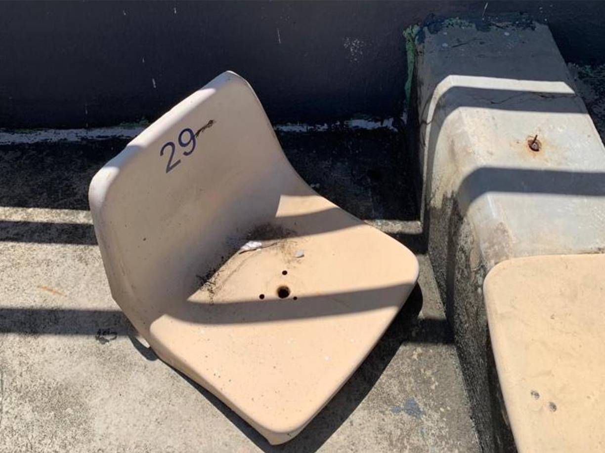 Comprobamos que algunas butacas están deterioradas. 