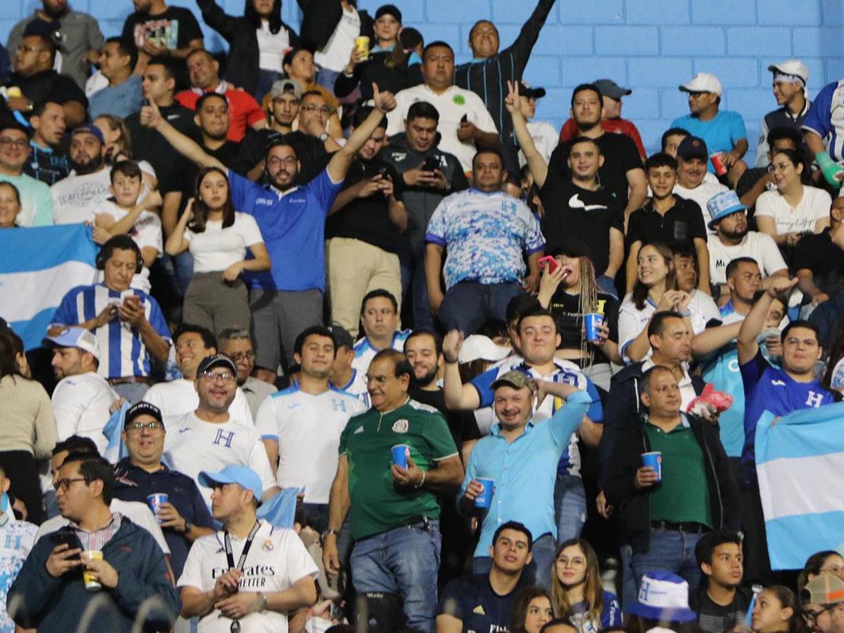 Hondureños y mexicanos compartieron en el sector de populares. 