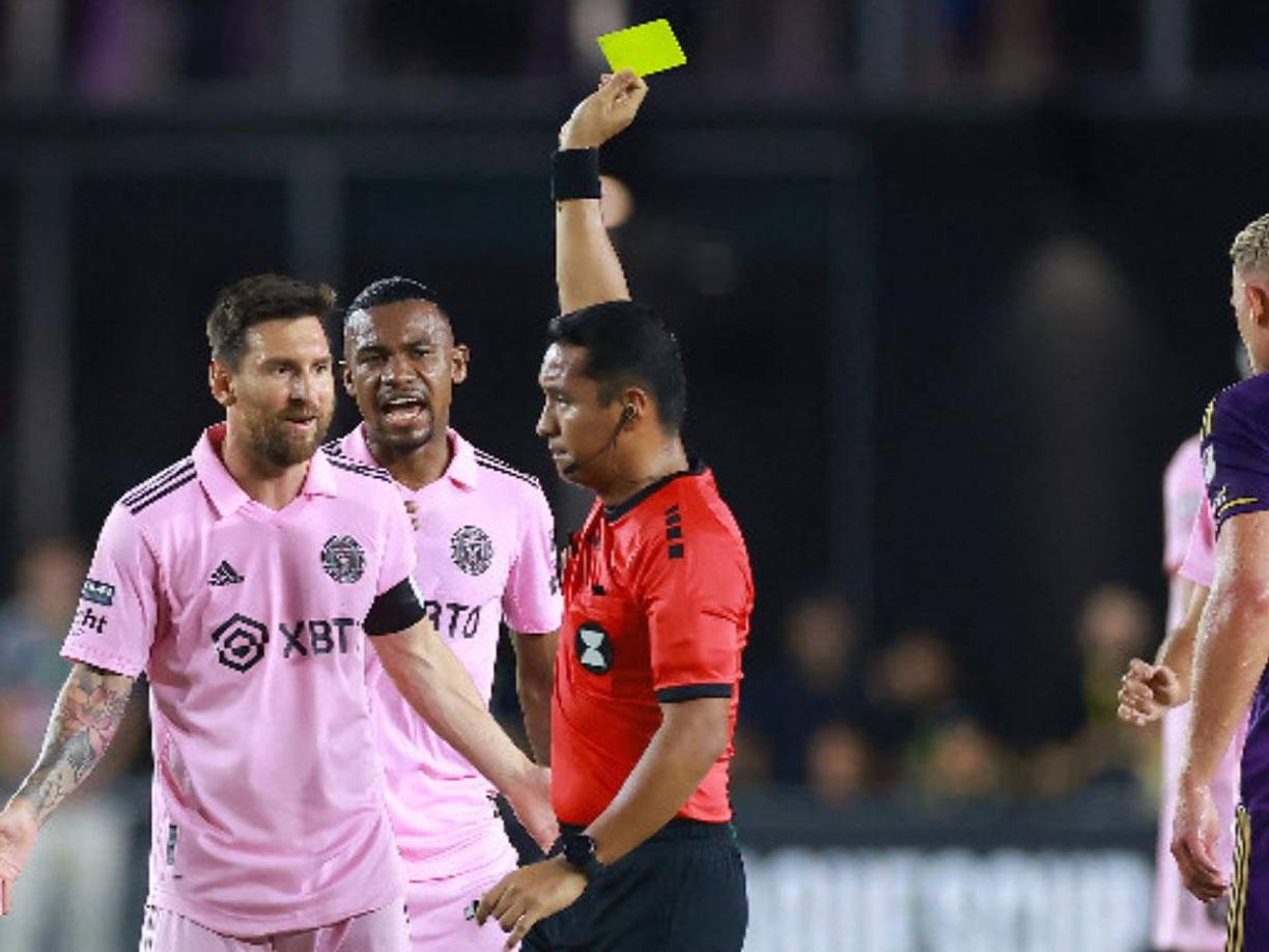 El pasado mes de agosto, Iván Bartón impartió justicia en la Leagues Cup y se dio el lujo de sacarle una tarjeta amarilla a Lionel Messi.