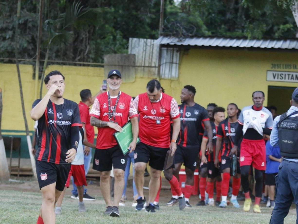 Cuerpo técnico y jugadores del Vida llegaron a Cofradía para enfrentar al Lone en un partido organizado por el alcalde Roberto Contreras.