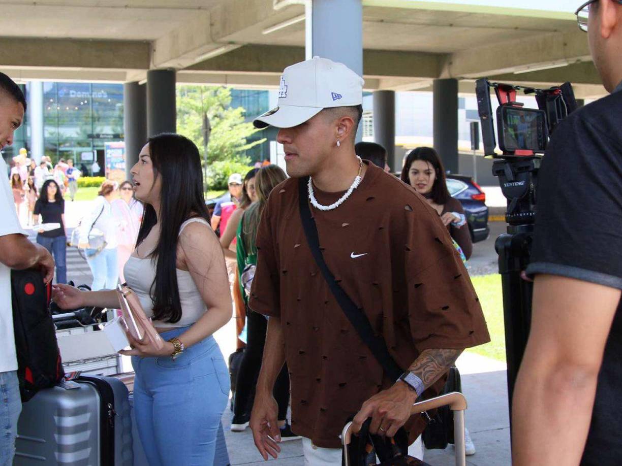 Luis Palma y su oufit con el que aterrizó en el Aeropuerto Palmerola.