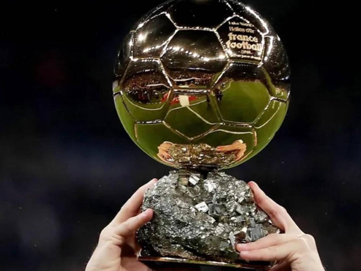 La entrega del Balón de Oro está a cargo de la revista France Football y se premia al mejor futbolista de la temporada.