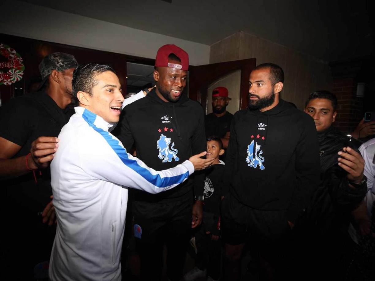 Los futbolistas que serán protagonistas este domingo en la gran final y que buscarán el penta. Así fue el recibimiento. 