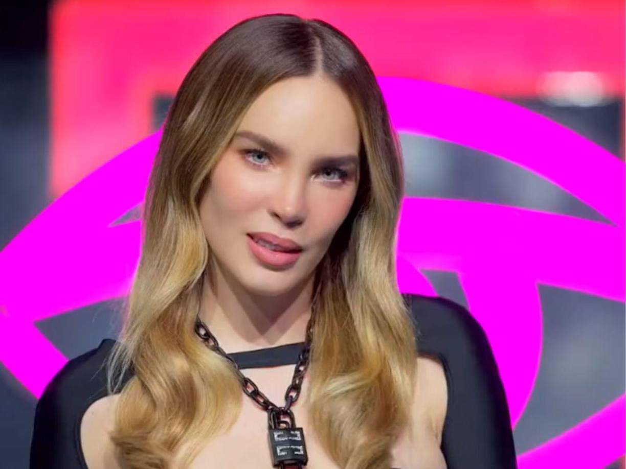 En uno de los carteles se podía leer “Belinda tatúame”, a lo que cantante respondió entre risas “Ya no quiero”.