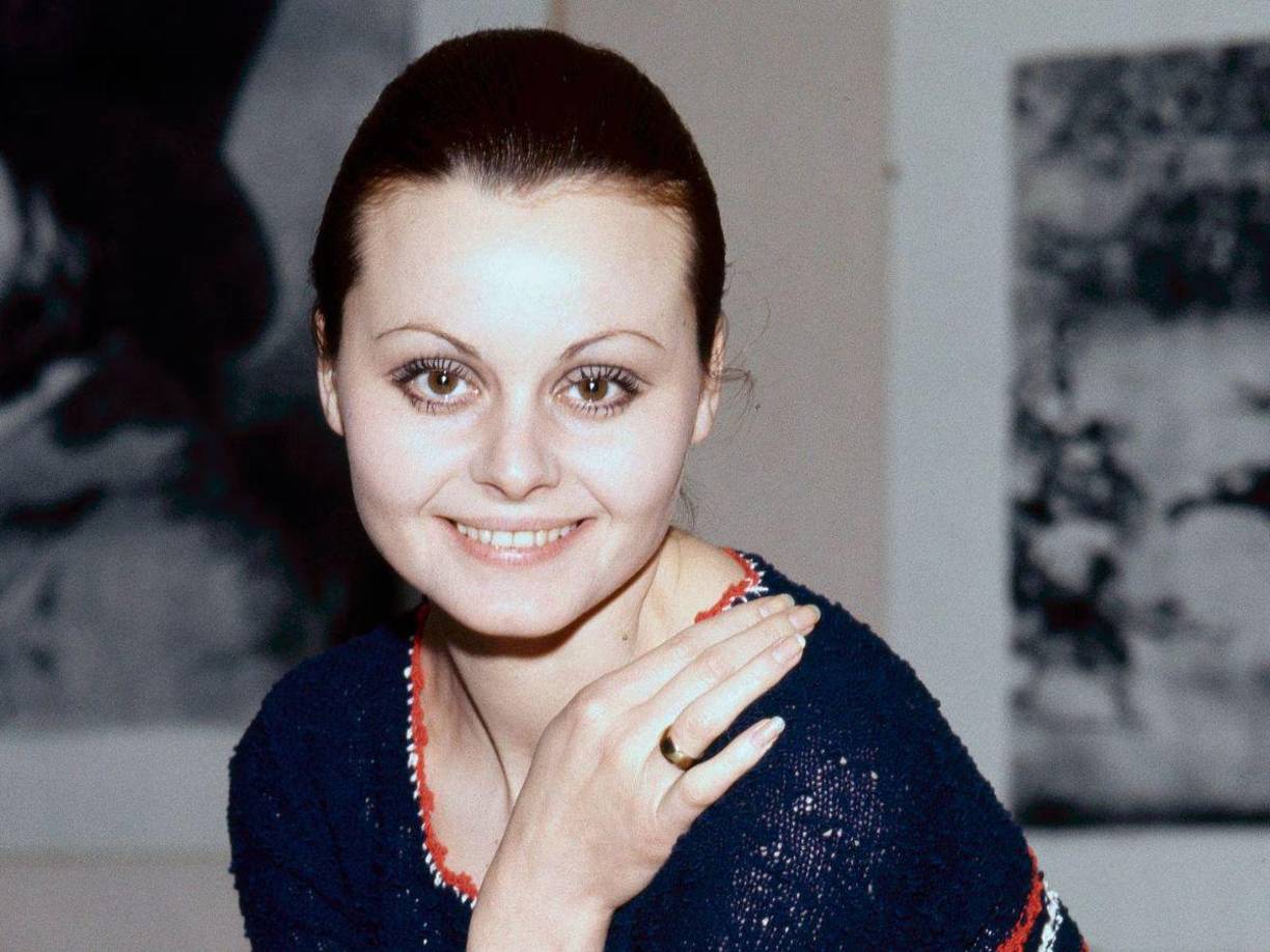 Era el año de 1981 cuando Rocío Dúrcal, de entonces 37 años, lanzó uno de los temas que serían más icónicos en su carrera: ‘La gata bajo la lluvia’. Si bien la llamada ‘Española más mexicana’ cuenta en su haber con muchos más éxitos que este tema, algunos a dueto con Juan Gabriel, la realidad es que ha logrado sobrevivir al cambio generacional a más de 40 años de su lanzamiento.