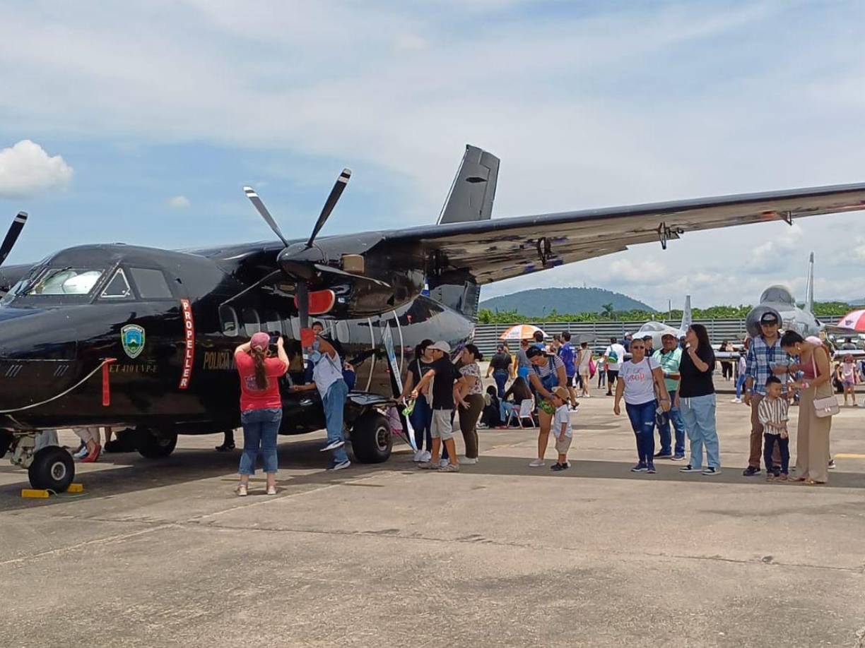 ¡Todo un éxito el show aéreo!. Cientos de hondureños acudieron este sábado y domingo a disfrutar de pequeños paseos aéreos en la base aérea Armando Escalón Espinal, en La Lima, Cortés.