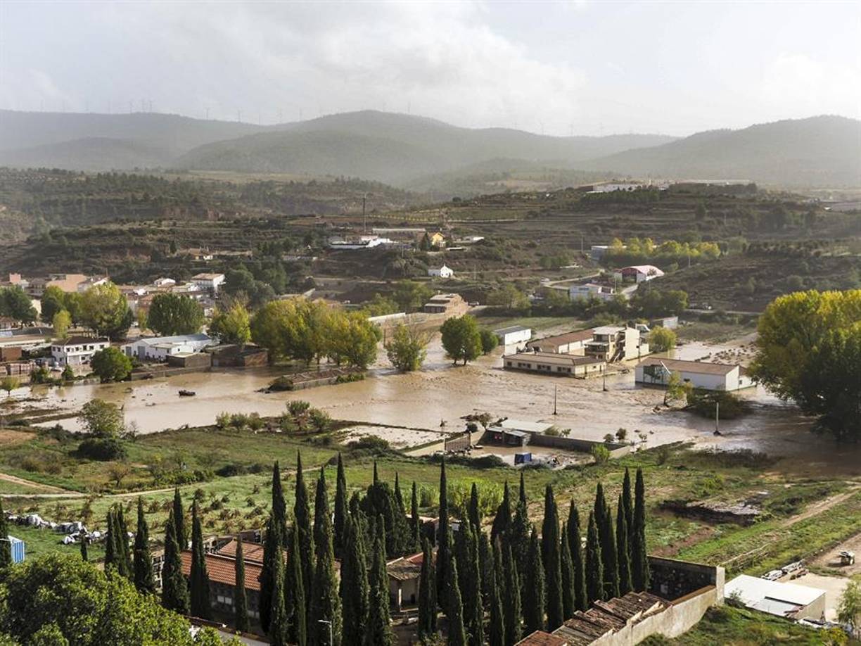 Las inundaciones mantienen a decenas de personas atrapadas por el agua en distintas localidades de la provincia de Valencia.
