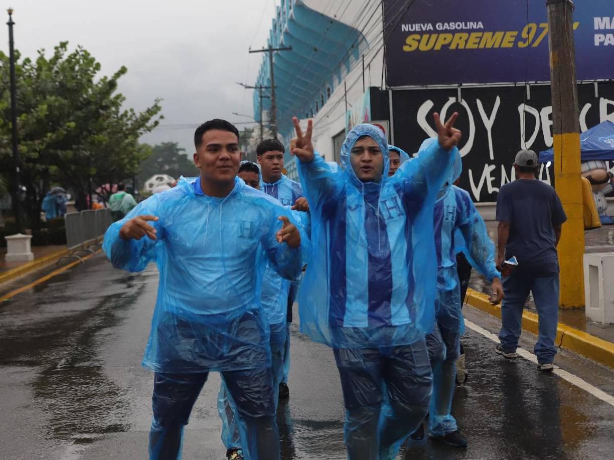 Ni las lluvias los detienen. Con capuchas, así han estado arribando los aficionados catrachos al recinto sampedrano.