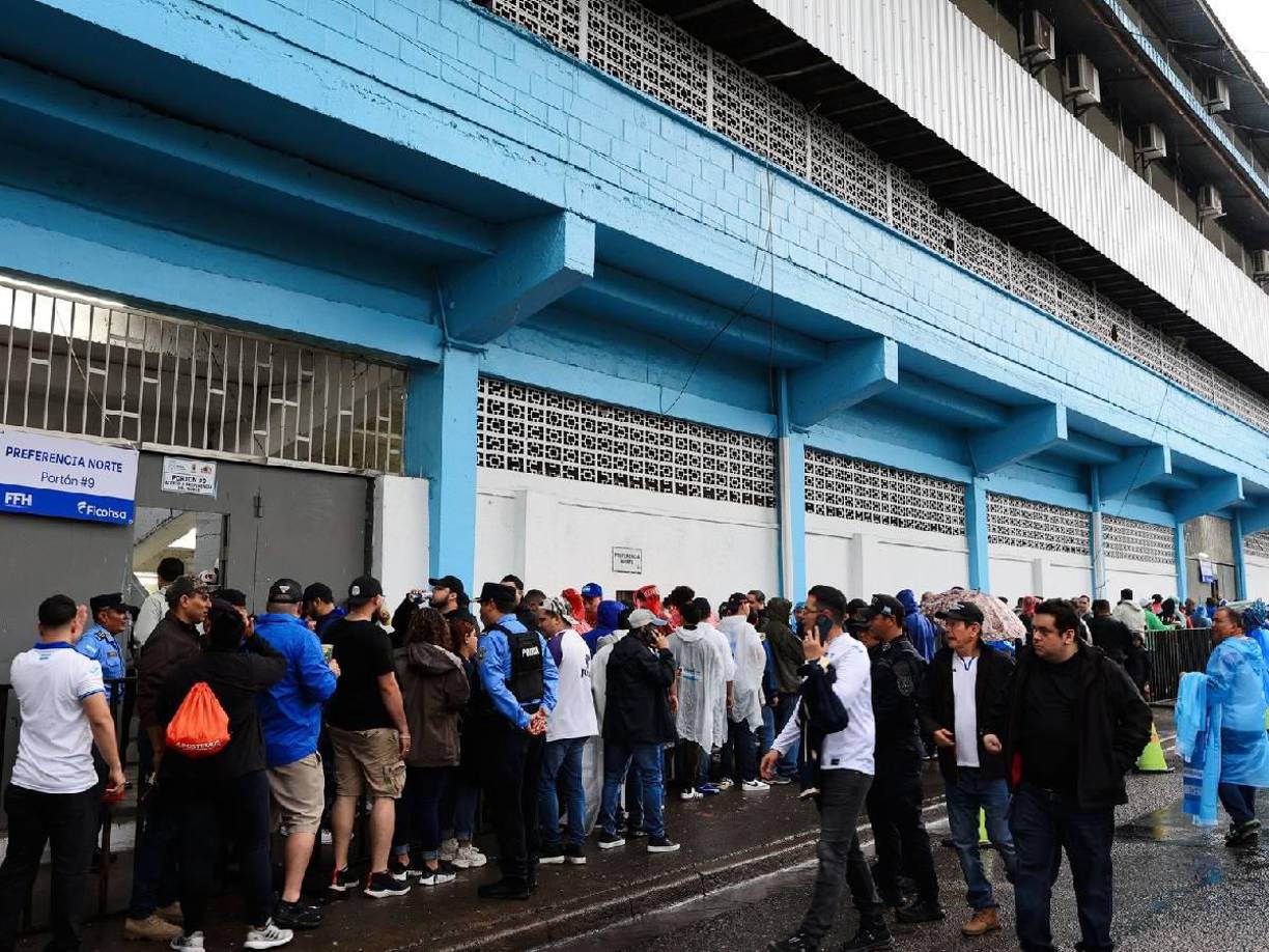 Enormes filas desde tempranas horas para ocupar sus asientos en las respectivas zonas del estadio.
