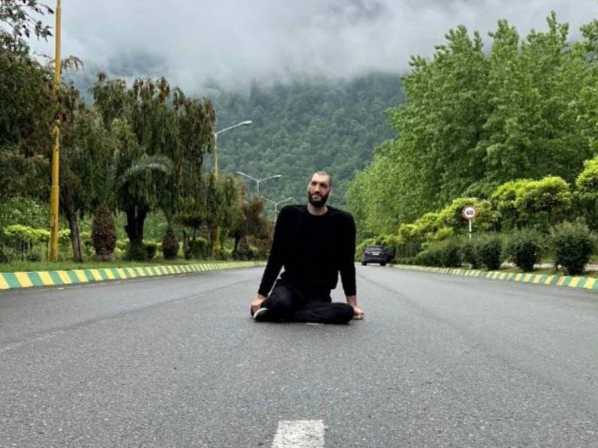 Hadi Rezaeigarkani, entrenador del equipo iraní de vóley sentado, declaró en la web Olympics.com que su jugador de 36 años había previsto dormir en el suelo, al no tener una cama suficientemente grande.