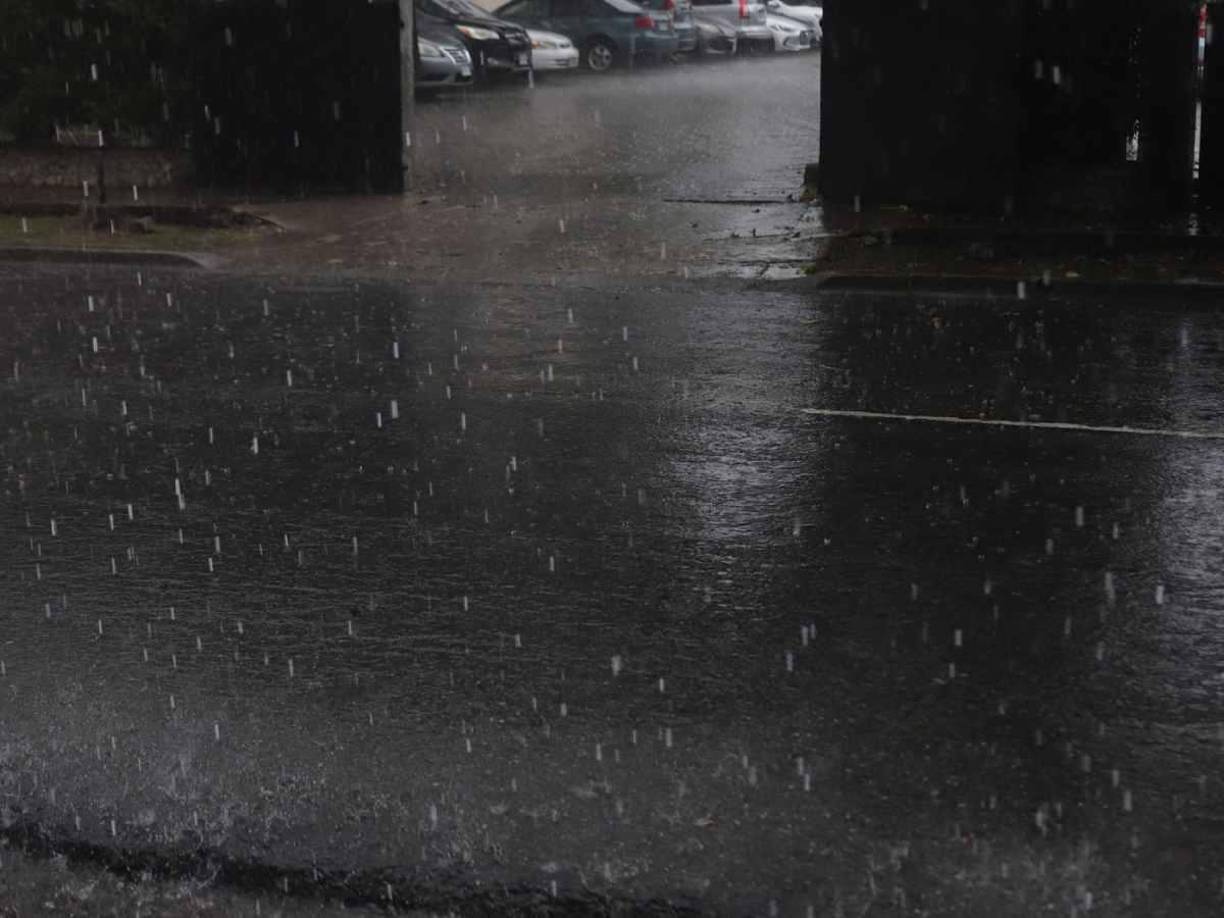 Los embates de la Tormenta Tropical Sara ya llegaron a territorio hondureño este jueves. Y en San Pedro Sula, municipio del departamento de Cortés, no fue la excepción.