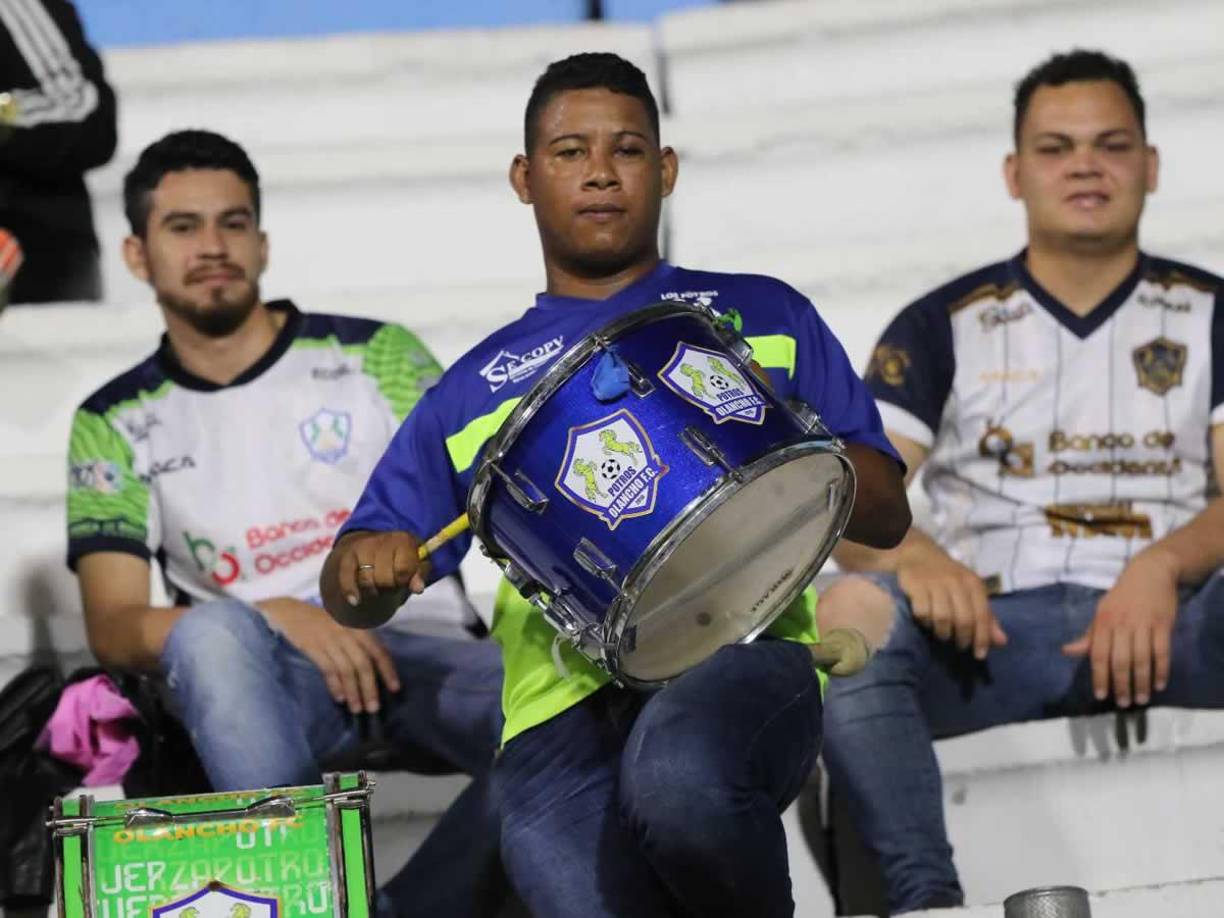 Este hincha de los Potros llegó con un tambor para animar a su equipo ante Olimpia.