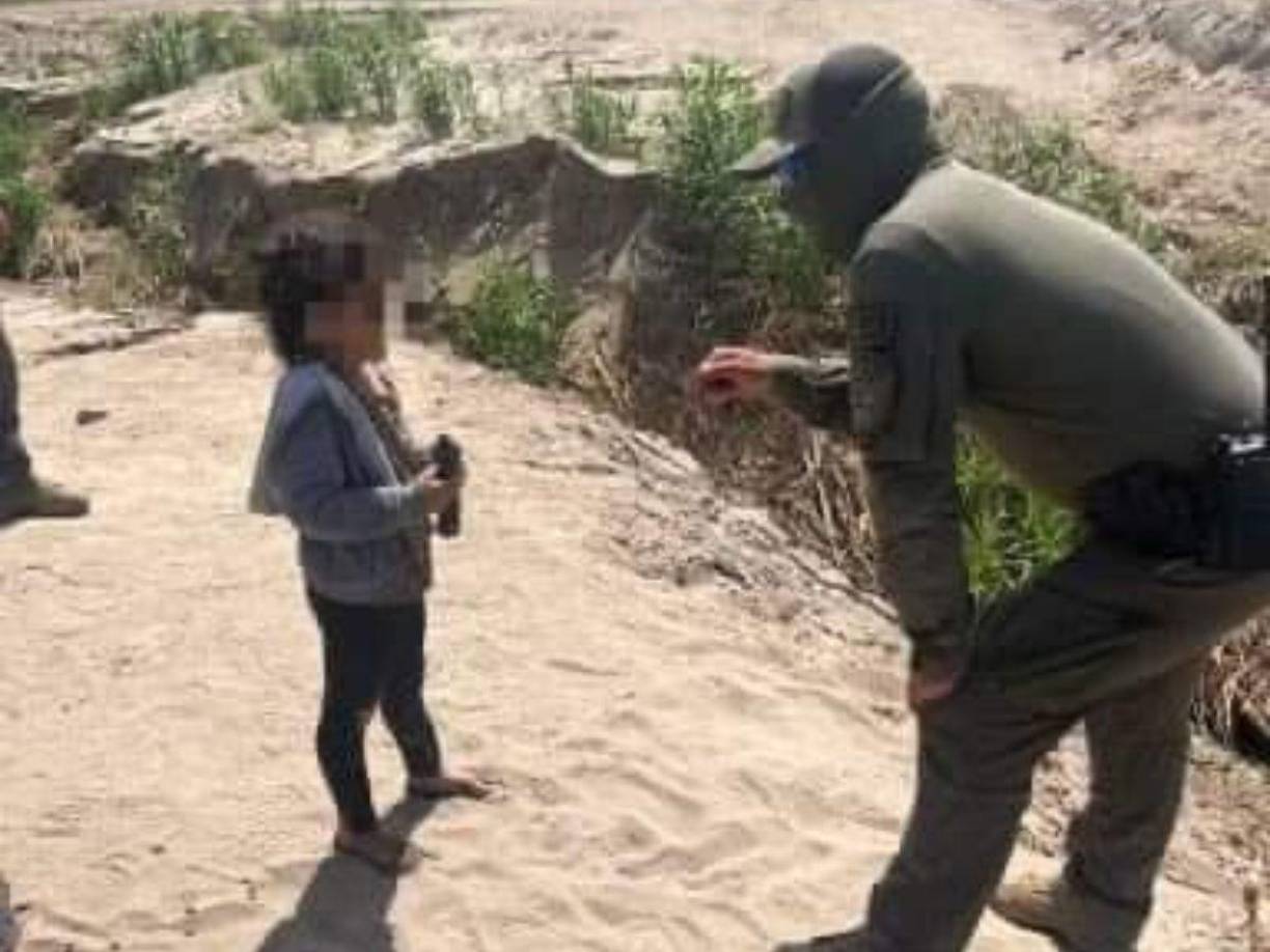 La niña de cinco años fue encontrada caminando sola por las autoridades de Eagle Pass, Texas, Estados Unidos.
