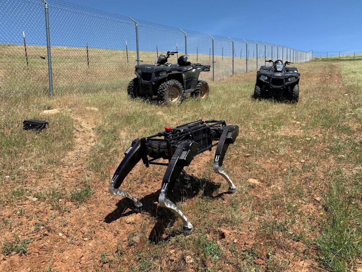 El Gobierno de EEUU está desarrollando “perros robot” que hasta suben escaleras y trepan rocas con el objetivo de apoyar a los agentes de la Oficina de Aduanas y Protección Fronteriza (CBP) en la vigilancia de la peligrosa e inhóspita frontera con México.