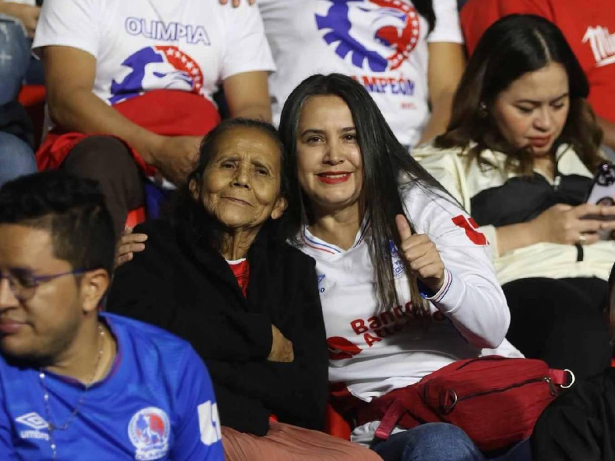 Una ternura de foto: así fueron capturadas estas aficionadas catrachas en las graderías del Estadio Nacional.