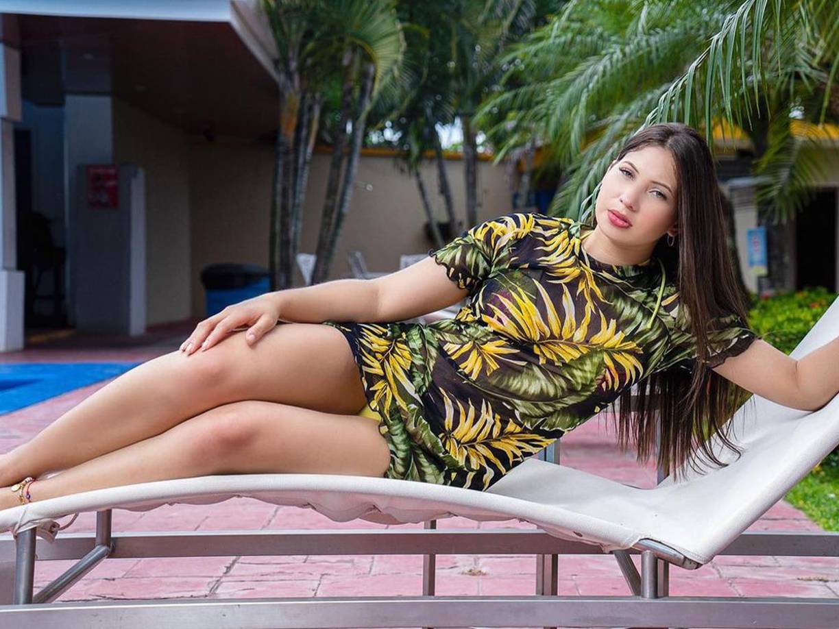 Además de laborar en el área de mercadeo, Annie se desempeña como modelo y en sus redes sociales presume de bellas fotografías. 