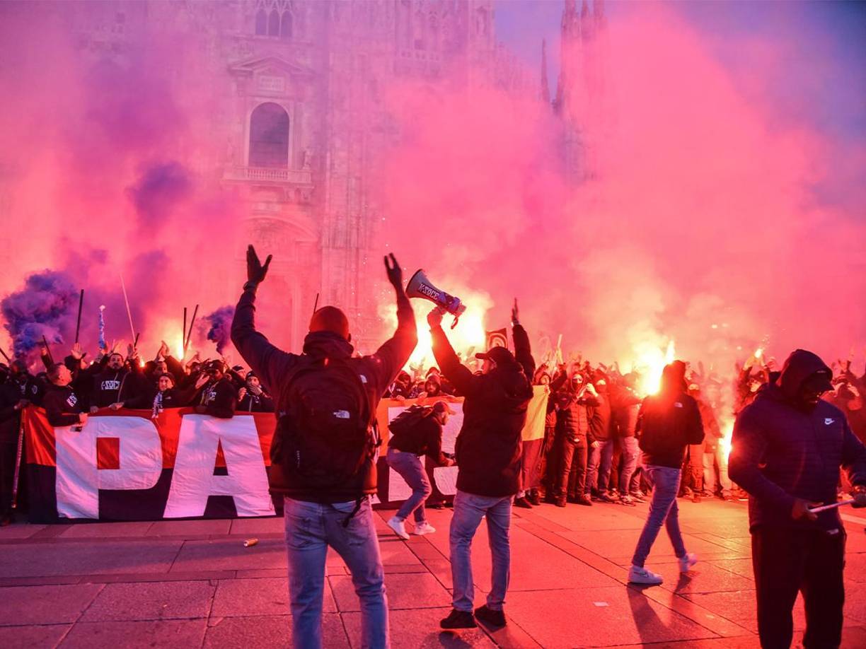 Varios testigos declararon a la policía que hubo un enfrentamiento entre medio centenar de hinchas del Milan y aficionados del campeón francés en el barrio de los Navigli.