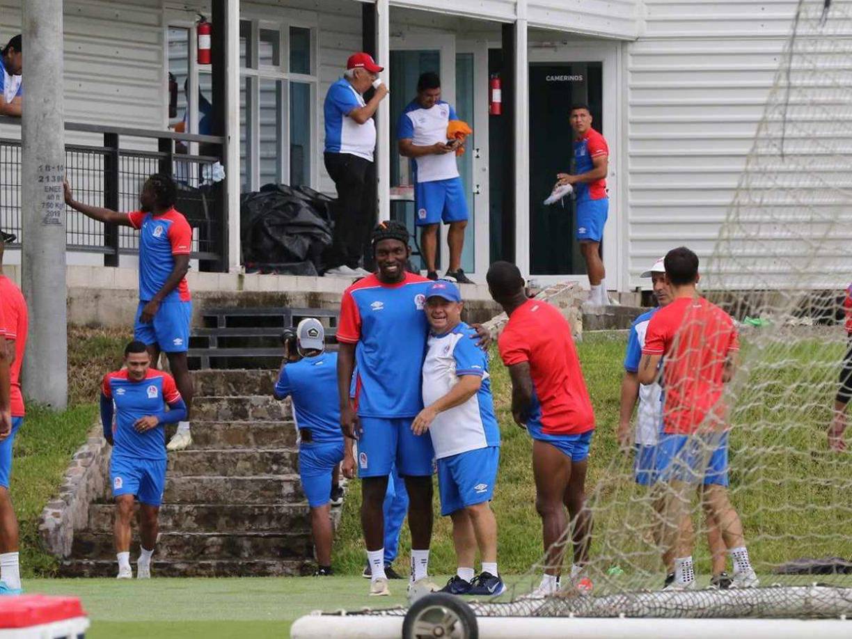 ”El Chelito” le dio la bienvenida a Alberth Elis y se dieron un abrazo.