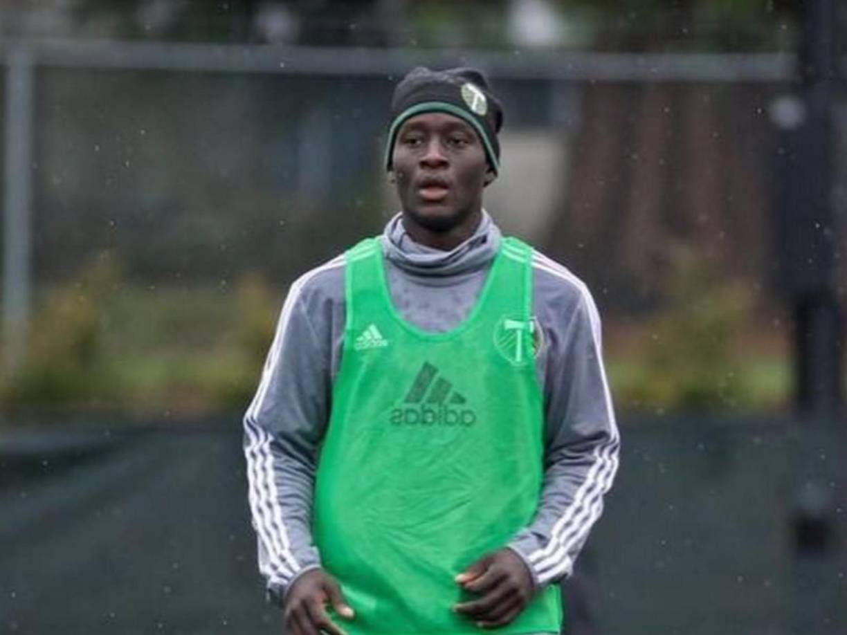 El fútbol era su deporte. Su portentoso físico y altura (1.85m) lo hacían destacar.