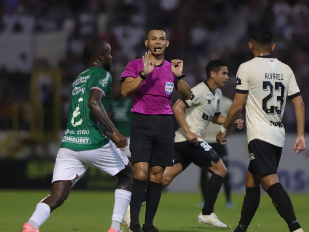 El árbitro Nelson Salgado no le pitó un claro penal al Marathón en el primer tiempo del clásico ante Olimpia. 