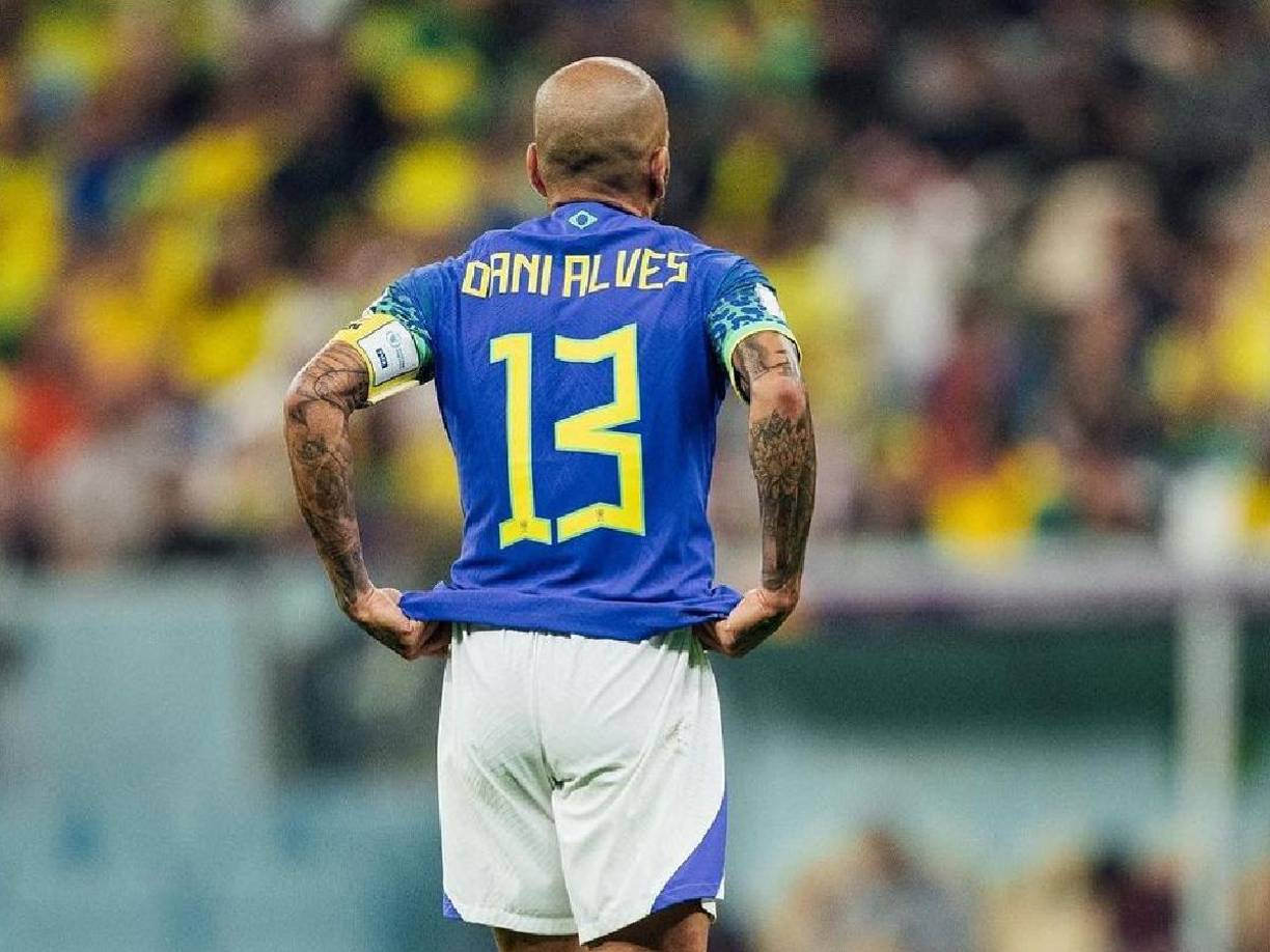 Según mantiene la Fiscalía, la violación ocurrió la noche del 30 de diciembre de 2022 en el reservado ‘Moet’ de la discoteca Sutton de Barcelona, donde la víctima se sentó junto a una prima y una amiga, después de que Alves y un hombre que le acompañaba las invitaran a esa zona privada para tomar una copa de champán.