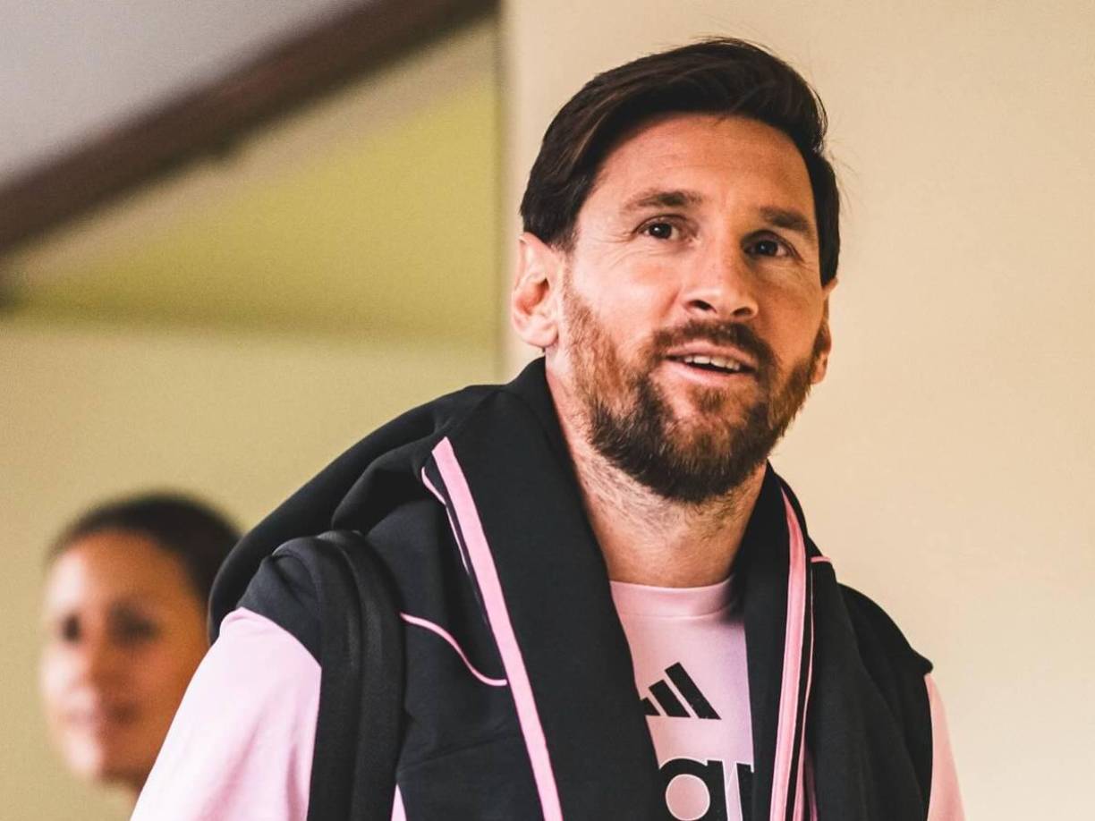 Messi aterrizó en Panamá en horas de la noche, donde fue recibido por miles de fanáticos que aguardaban ansiosos su llegada 