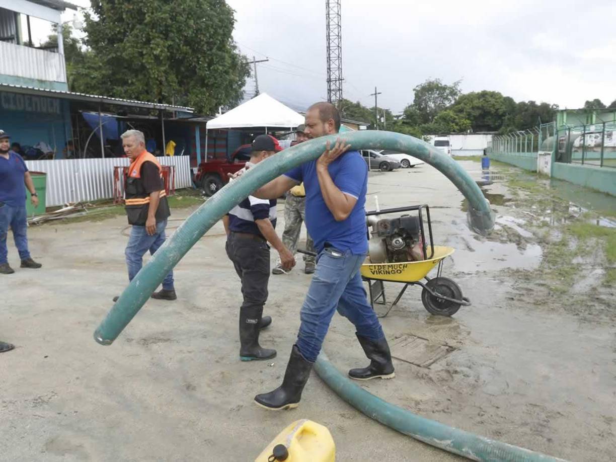 Sin embargo, se está trabajando constantemente para sacar el agua de la cancha principal y que se realice el encuentro sin problemas.