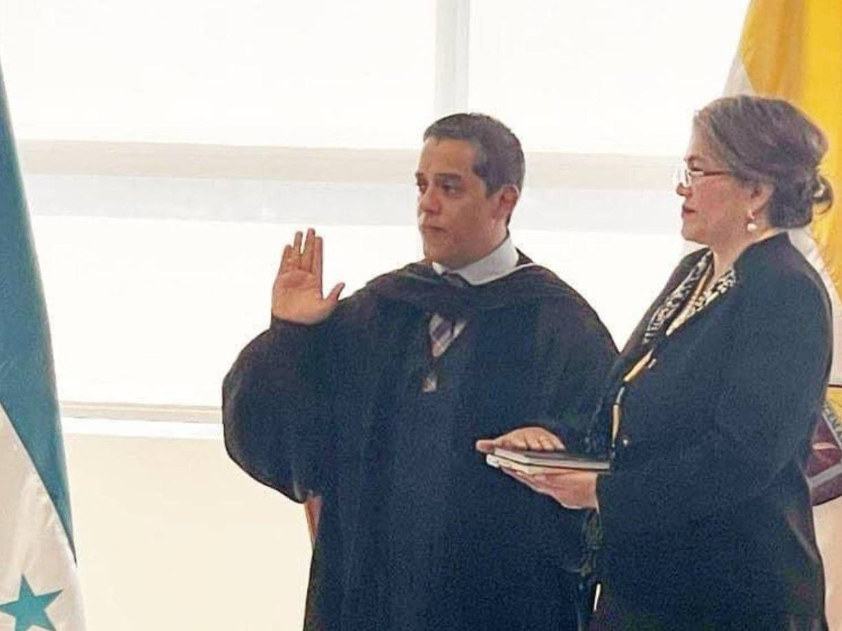El Doctor Odir Aarón Fernández Flores, fue juramentado este martes como rector magnífico de la Universidad Nacional Autónoma de Honduras por un período de cuatro de años.