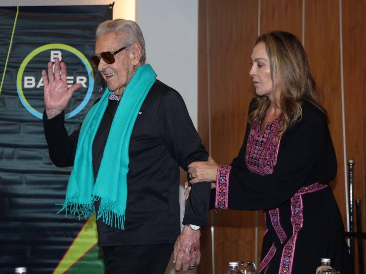 “Hoy me duele mucho que le he cargado la chamba a mi esposa, porque vivo con ella, pero también a Verónica que vive aquí en México, ya que ella también nos ayuda muchísimo. Sobre todo a mi esposa Kate”, relató.