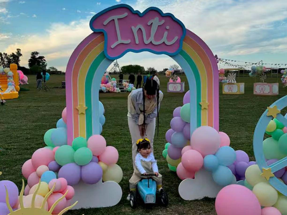 Desde entonces, Cazzu prefirió tomar distancia, alejarse de redes sociales y evitar cualquier tipo de declaración respecto a su ruptura con Nodal, el pasado mes de septiembre se les vio juntos nuevamente en la celebración del primer año de Inti, pero ninguno de los dos dio más detalles de ese encuentro. A poco más de un mes, la trapera rompió el silencio y dio detalles de la relación que mantiene su expareja con su primogénita.