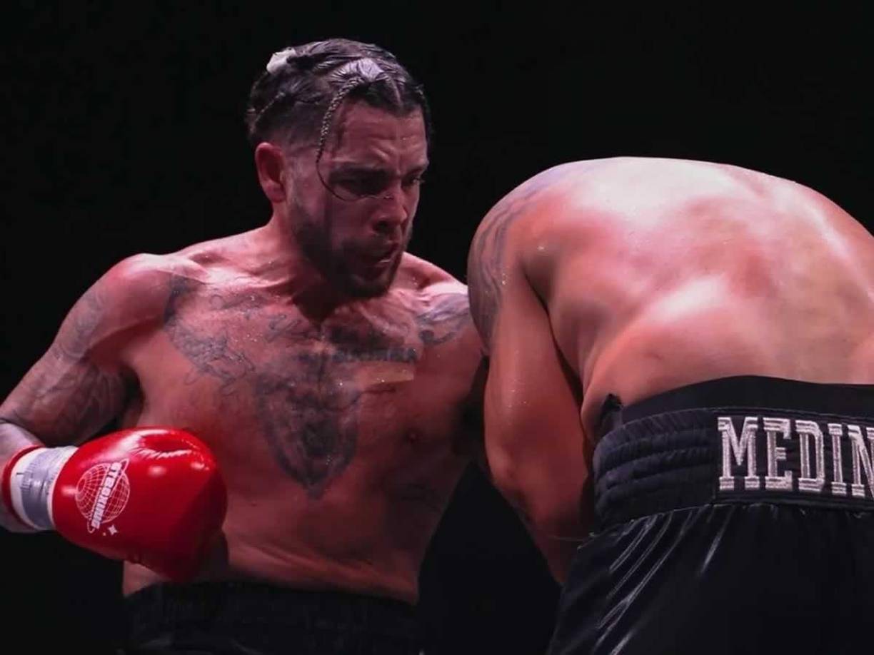 La pelea que lo consagró como campeón se llevó a cabo en Nueva Jersey, donde Bamba venció por KO técnico al mexicano Rogelio Medina. 