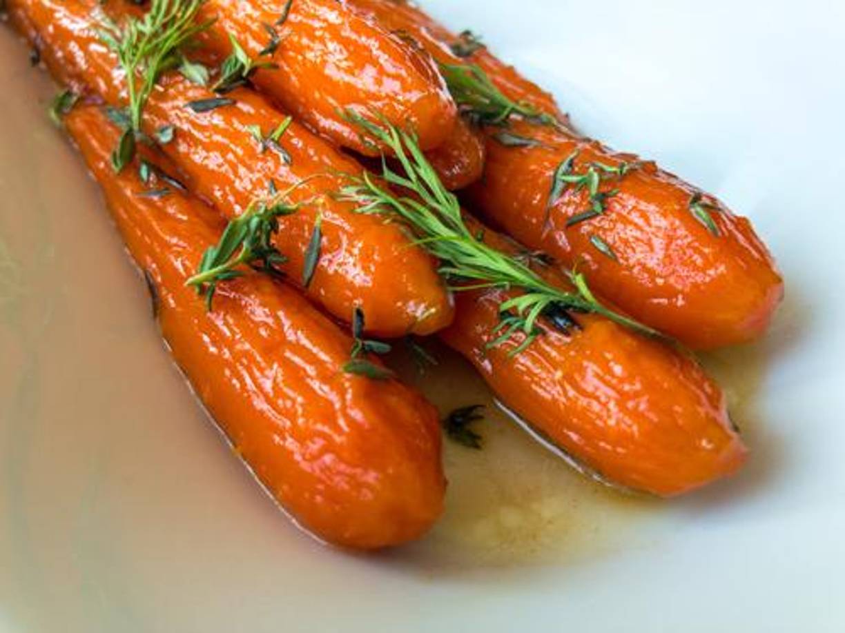 3. Zanahorias Glaseadas: Las zanahorias glaseadas con miel y jengibre son una opción dulce y sabrosa. Cocina las zanahorias al vapor y luego saltéalas en una mezcla de mantequilla, miel y jengibre rallado.