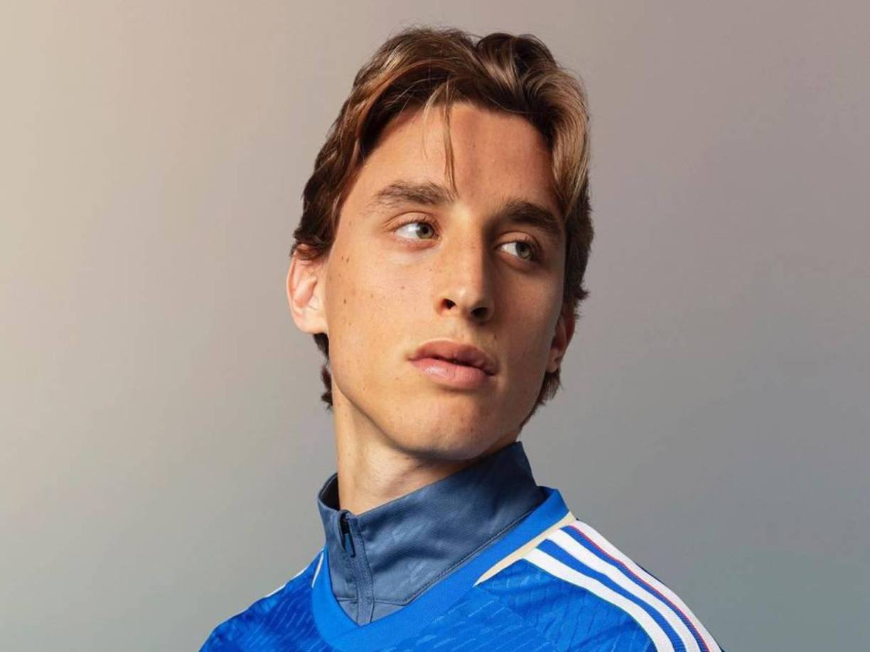 Danilo Cataldi, jugador de la ‘Fiore’, intentó evitar que se asfixiara con su propia lengua y, segundos después, llegaron las asistencias médicas de ambos equipos y las del estadio para tomar control de la situación.