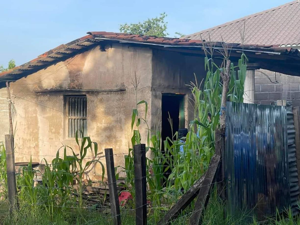 Los cadáveres quedaron tendidos dentro la casa donde residían las víctimas, específicamente en la colonia Rosales. 