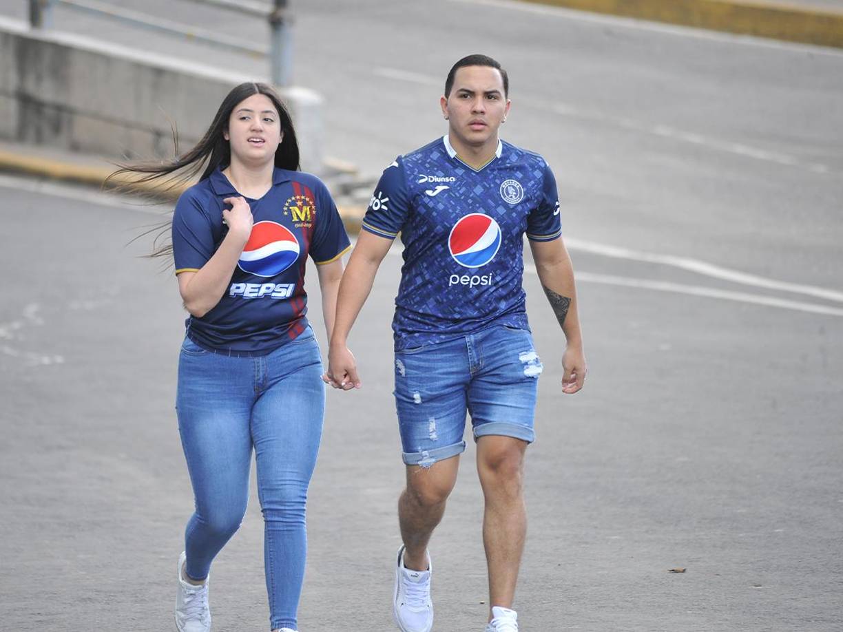 Una pareja de aficionados del Motagua en las afueras del estadio Nacional Chelato Uclés. 