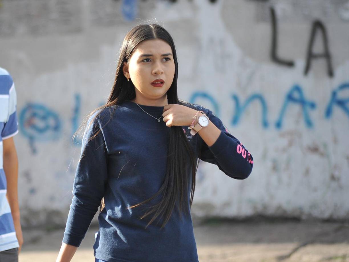 Una hermosa chica que cautivó en las afueras del estadio Nacional Chelato Uclés.