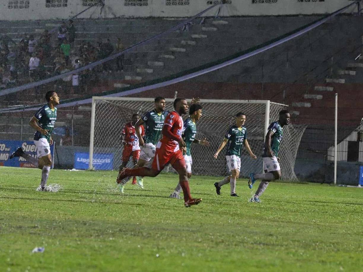 Al minuto 34 llegó la acción polémica del partido. Clayvin Zúniga soltó un zapatazo a 25 metros del arco que se estrelló en el travesaño, luego rebote en el portero Matías Quinteros y en su camino a gol, quedó atascada en la línea.