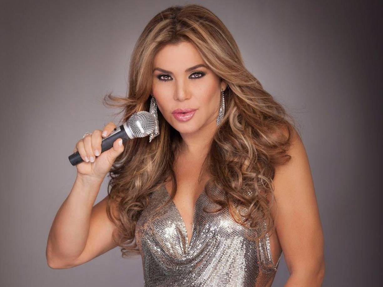 Lady Noriega. Esta famosa se quiso aumentar el tamaño de su mentón y en 2007 acudió a una médica de la Sociedad Colombiana de Cirugía Plástica para que la ayudara. Ella le puso un relleno que con el paso de los años se endureció, inflamó y movió, por lo que Lady perdió la simetría en su cara.