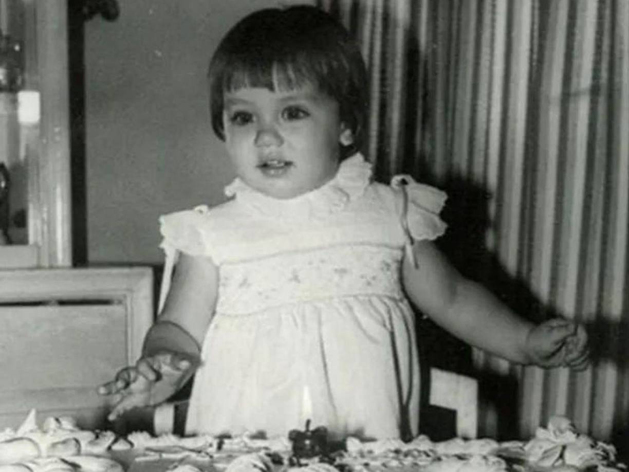 De Armas nació el 30 de abril de 1988 en Cuba, país en el que, pese a pertenecer a una familia de intelectuales de origen español, ella sufrió las carencias propias del régimen. En una pasada entrevista a la ‘Mujer Hoy”, narró cómo era su niñez.