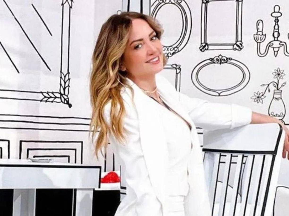 Ahora, se ha mencionado que la conductora de televisión mantiene un romance con Enrique Peña Nieto, quien se sabe terminó su relación sentimental con Tania Ruíz.