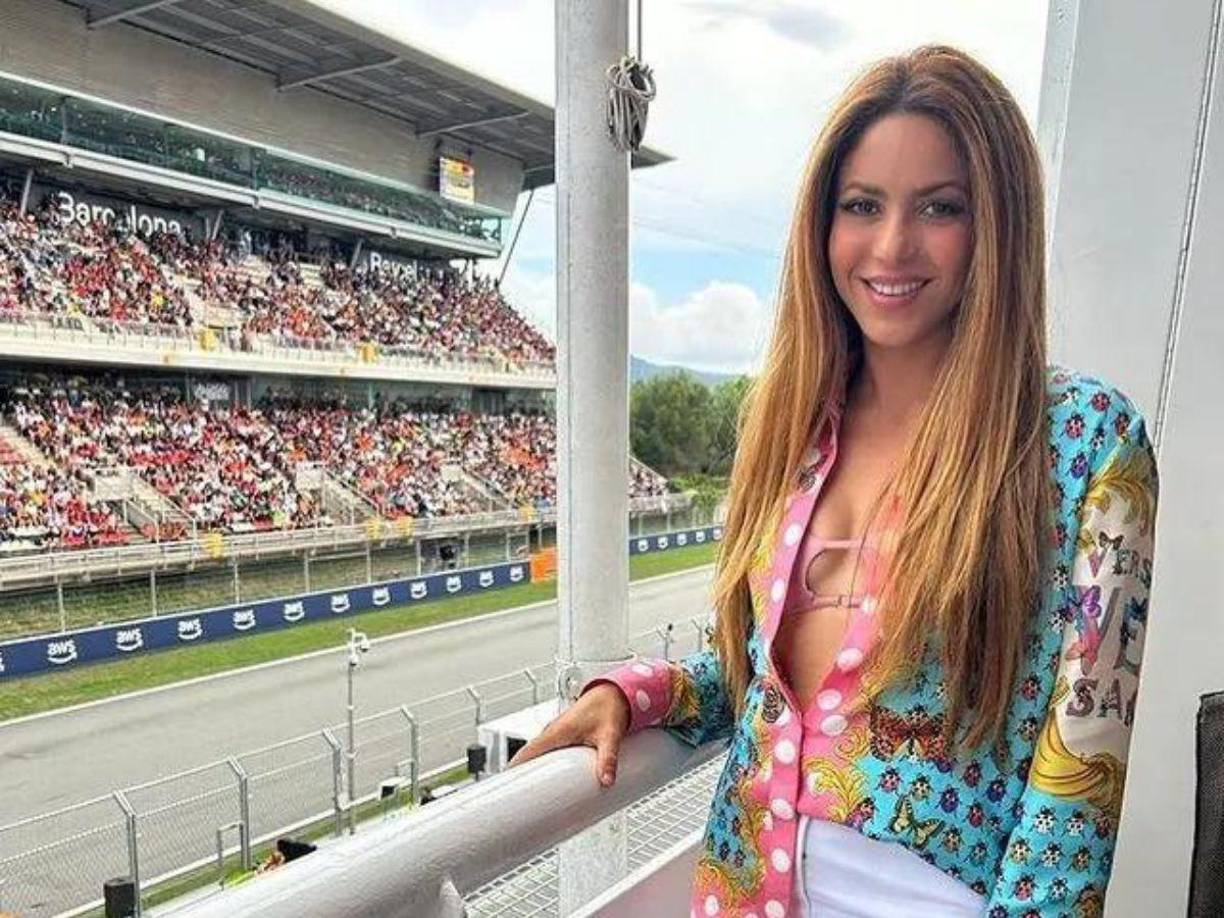 Los rumores iniciaron en mayo pasado, luego de que ambas celebridades se dejaron ver juntas en dos citas tras el Gran Premio de Miami, poco después Shakira asistió al GP de Barcelona en el que fue captada junto al piloto y más amigos en una fiesta posterior a la carrera.