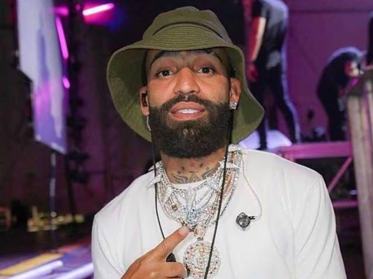 En más de diez minutos de pura intensidad musical, Arcángel no dudó en abordar temas personales y controversiales. Desde el paso de Anuel AA por la cárcel, sus amistades, hasta acusarlo de que su música es hecha con Inteligencia Artificial, nada parece habérsele escapado al cantante. Incluso otros nombres del género, como Ozuna, El Dominio y Rochy RD, se vieron involucrados tangencialmente en el huracán de rimas y críticas.