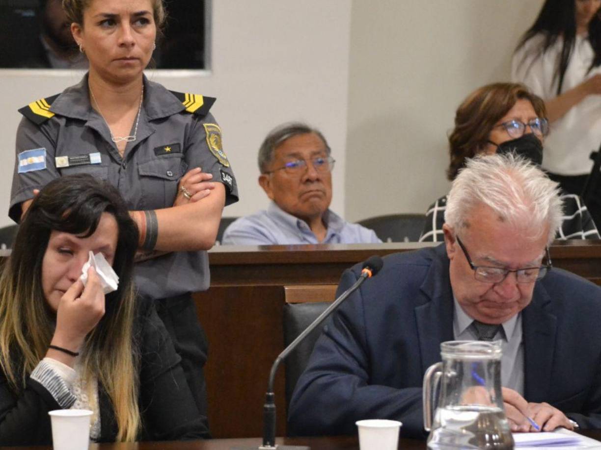 Diez meses después de haber estado bajo prisión preventiva, el viernes 18 de noviembre del 2022, Karen Oviedo se sentó ante los tribunales para ser juzgada por los cargos impuestos por la Policía.