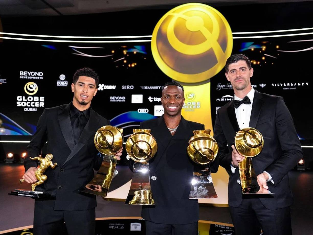 Jude Bellingham, Vinicius y Thibaut Courtois posando con sus trofeos en los Globe Soccer Awards.