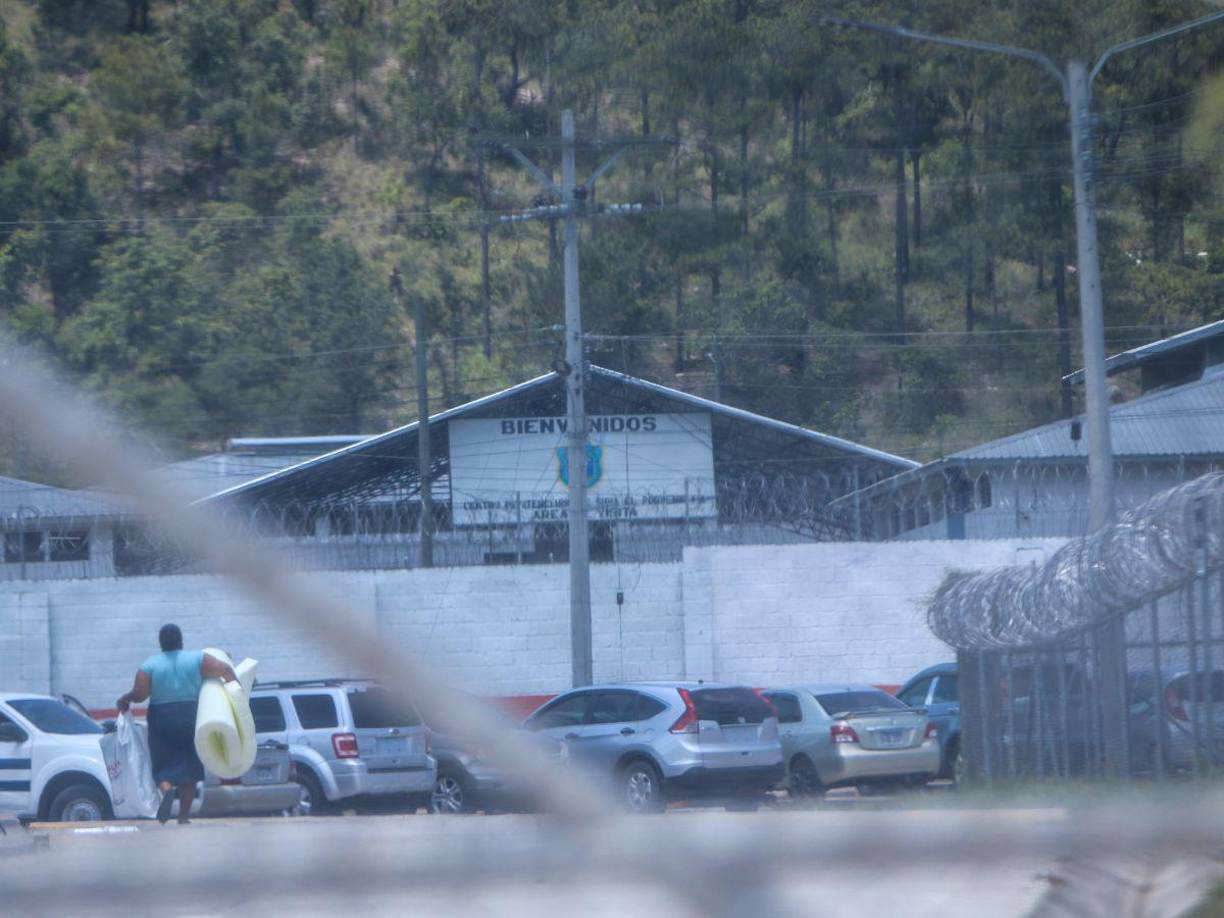 Otro de los reportes es que la Mara Salvatrucha (MS-13) busca apoderarse del centro penal haciendo pasar a varios de sus miembros por mareros retirados para luego someter a los internos a sus reglas. Las autoridades confirmaron esta información y dijeron estar tomando acciones al respecto. “No le voy a mentir y a ciencia cierta pueden quedar infiltrados, entonces poco a poco los iremos identificando nosotros”, expresó Nájera.