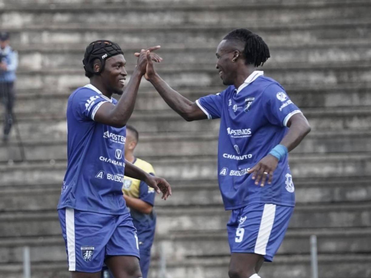 Pero fue el segundo, tras un pase magistral de Deybi Flores, el que desató la euforia. Elis celebró su tanto con Rubilio Castillo, el goleador del Motagua dijo presente ya que estaba suspendido por acumulación de tarjetas amarillas en el duelo de Liga Nacional.