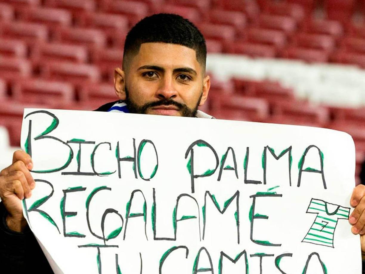 Un aficionado llegó con una pancarta en donde le pedía a Luis Palma su camiseta. 